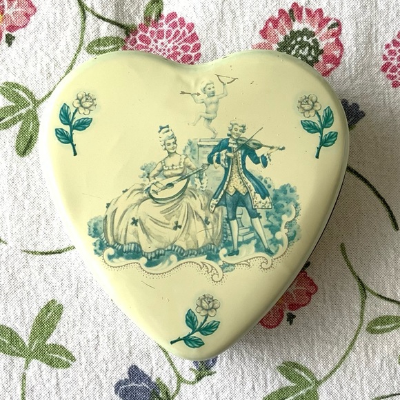 Vintage Heart Metal Tin made in England / Small Vintage Tin / Heart Keepsake Tin - Picture 16 of 16